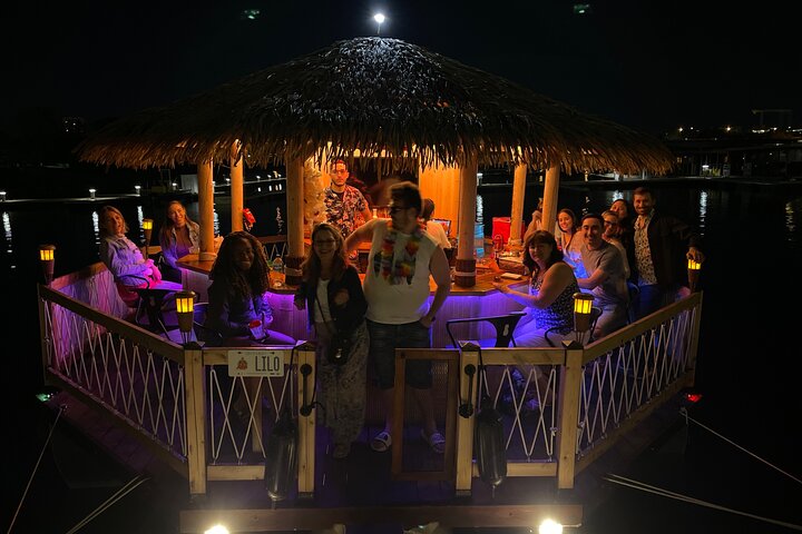 Moana galleggiante Tiki Bar sul fiume Ottawa (Ottawa PickUp)