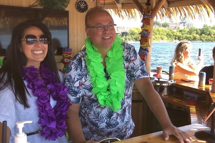Moana galleggiante Tiki Bar sul fiume Ottawa (Ottawa PickUp)