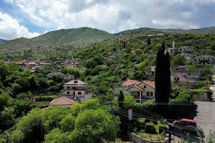 Besök i byn Lazarat i Gjirokastra, Albanien