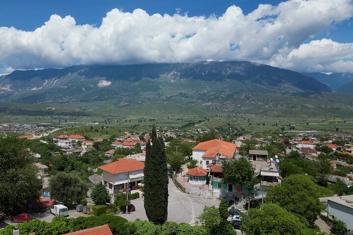Besök i byn Lazarat i Gjirokastra, Albanien