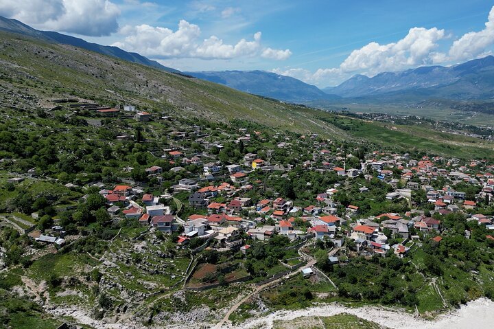 Besök i byn Lazarat i Gjirokastra, Albanien