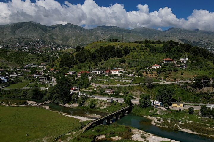 Besök i byn Lazarat i Gjirokastra, Albanien