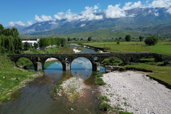 Besök i byn Lazarat i Gjirokastra, Albanien