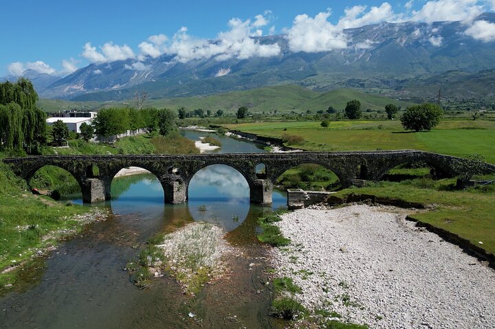 Besök i byn Lazarat i Gjirokastra, Albanien