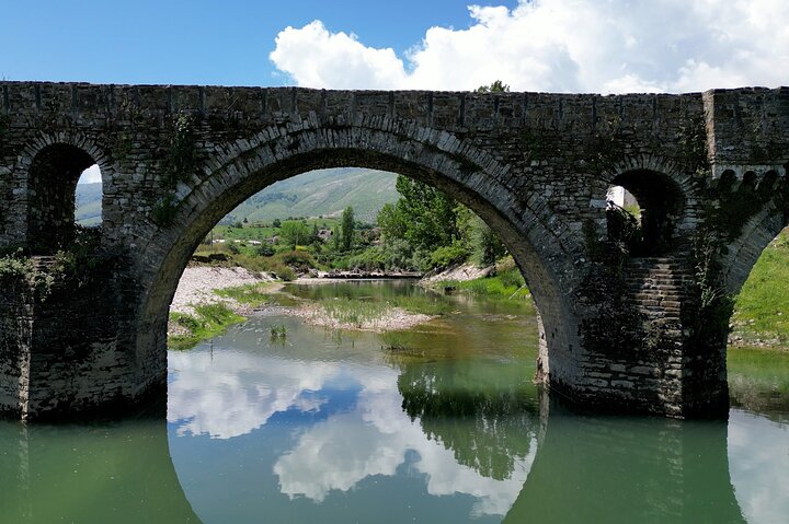 Besök i byn Lazarat i Gjirokastra, Albanien