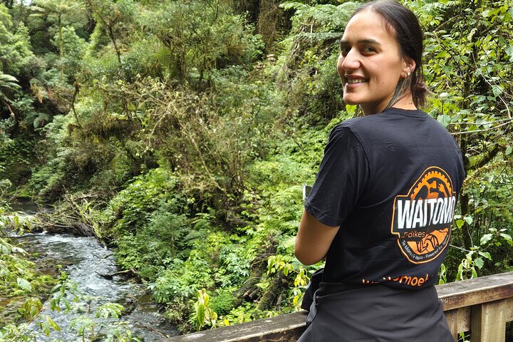 Passeio de bicicleta elétrica em Waitomo, incluindo caminhada encantadora pela mata