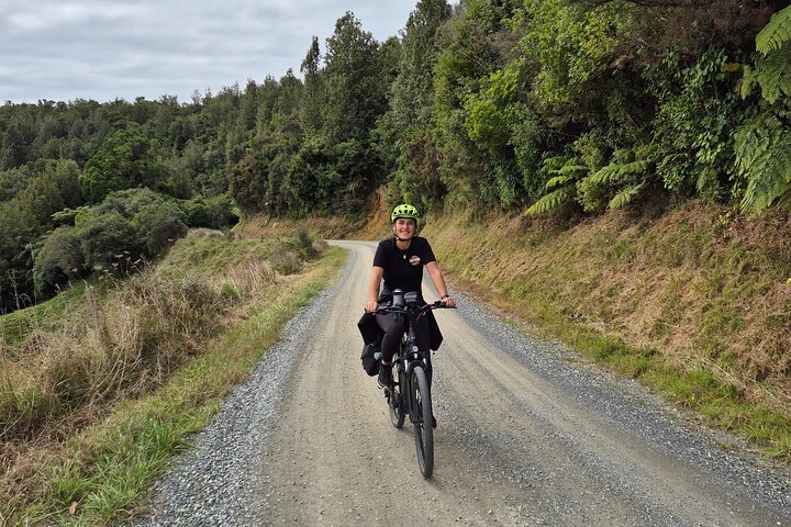 Passeio de bicicleta elétrica em Waitomo, incluindo caminhada encantadora pela mata