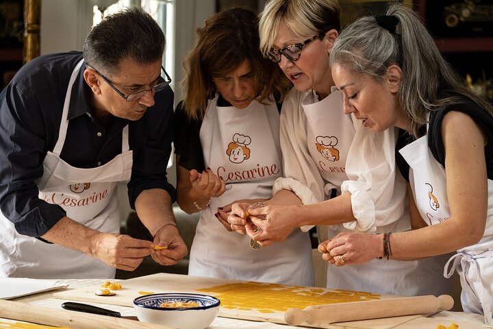Cesarine: lezione di pasta e tiramisù a casa di un locale a Modena