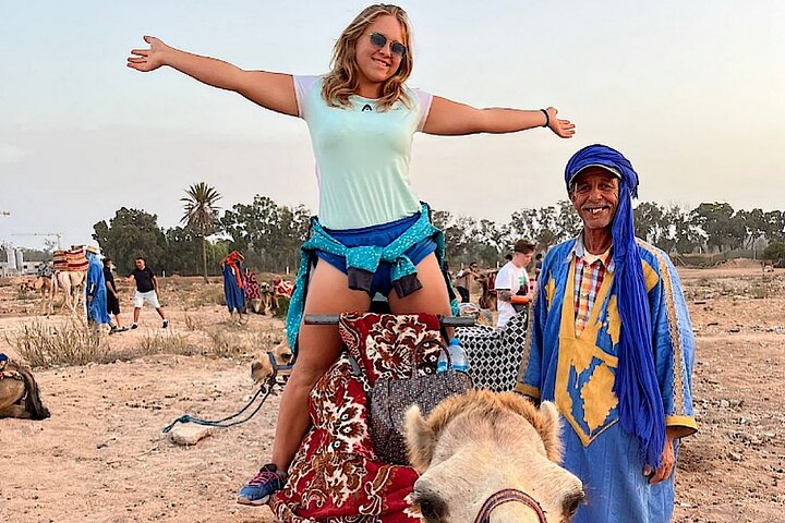 Agadir Camel rider lokal marknad med te dryck och kakor