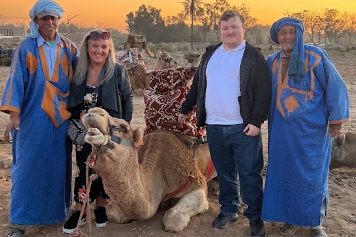 Agadir Camel rider lokal marknad med te dryck och kakor