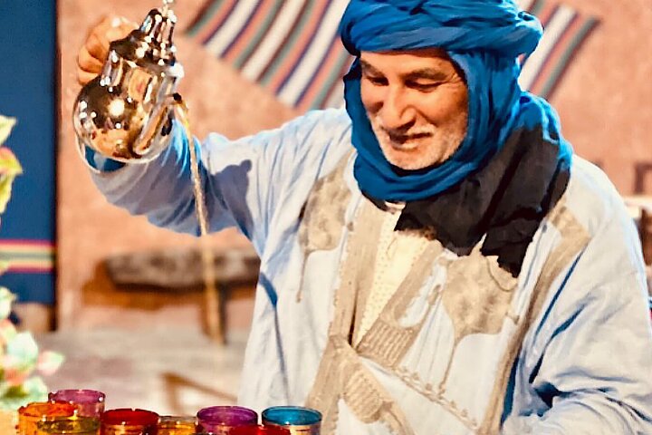 Agadir Camel rider lokal marknad med te dryck och kakor