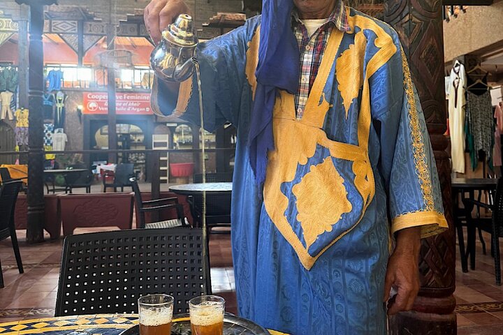 Agadir Camel rider lokal marknad med te dryck och kakor