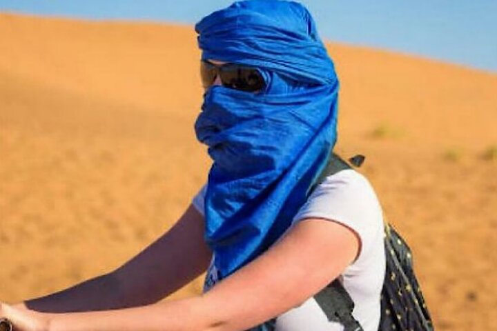 Agadir Camel rider lokal marknad med te dryck och kakor