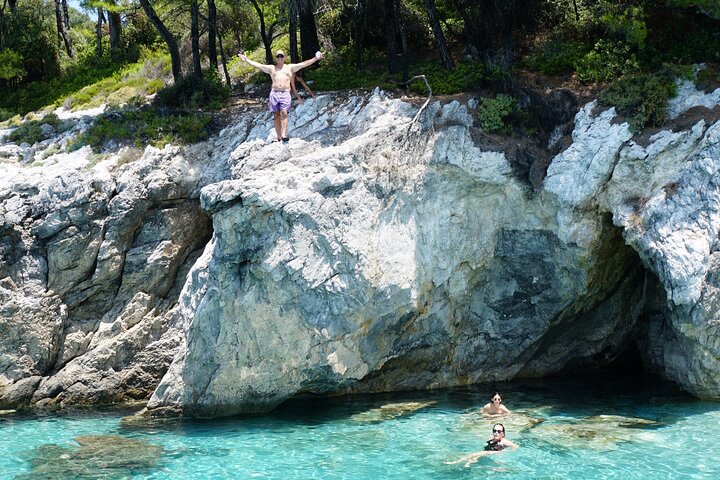 Privat Skopelos Island Boat Cruise Tour till Mamma Mia Sites