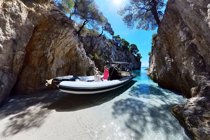 Privat Skopelos Island Boat Cruise Tour till Mamma Mia Sites