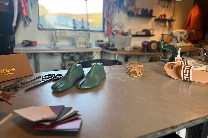 Atenas Haga su propio taller de sandalias de cuero griego
