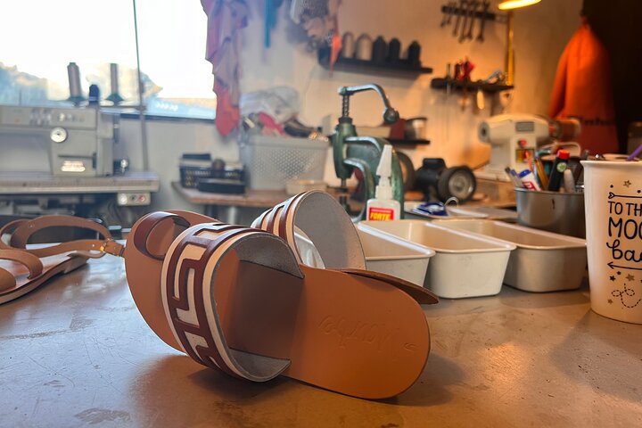 Atenas Haga su propio taller de sandalias de cuero griego