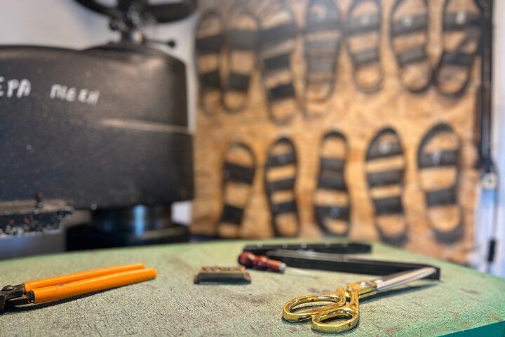 Atenas Haga su propio taller de sandalias de cuero griego