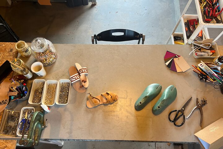 Atenas Haga su propio taller de sandalias de cuero griego