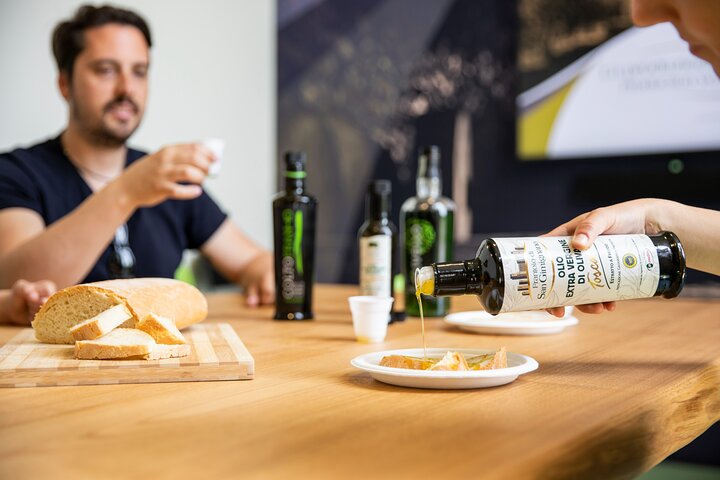 Experiencia en el molino de aceite de San Gimignano y cata de aceite.