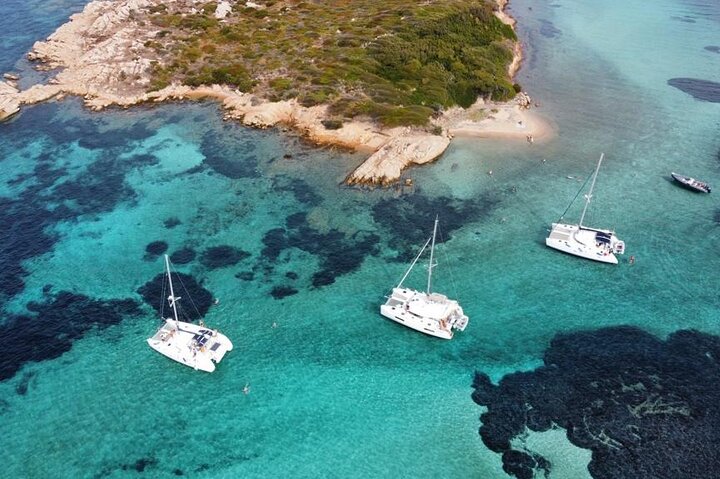 12-meters katamarantur i Maddalena-øgruppen fra Cannigione.