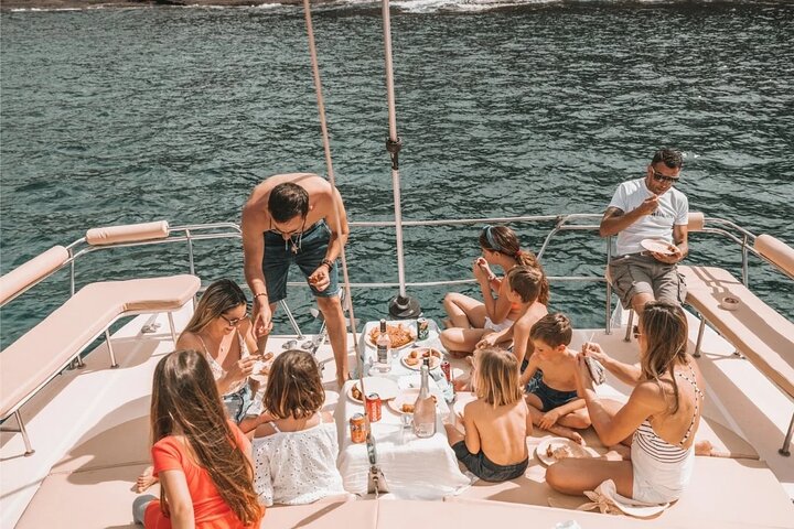 Setzen Sie die Segel auf einem All-Inclusive-Katamaran nach Ile Aux Benitiers