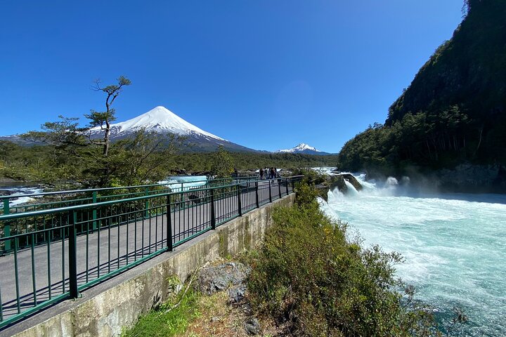 Escursione privata a terra del vulcano Osorno e delle cascate di Petrohué
