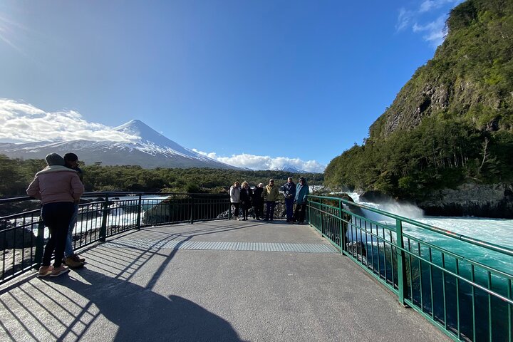 Escursione privata a terra del vulcano Osorno e delle cascate di Petrohué
