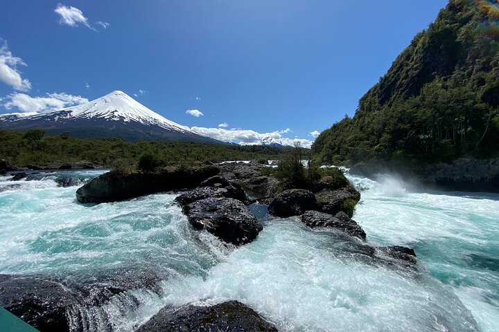 Escursione privata a terra del vulcano Osorno e delle cascate di Petrohué