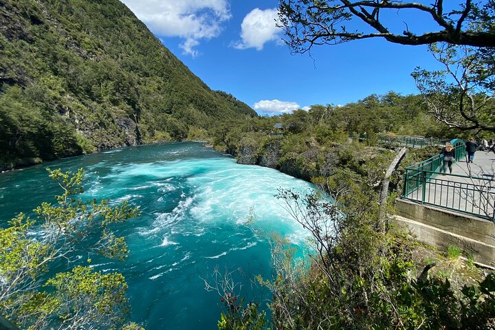 Escursione privata a terra del vulcano Osorno e delle cascate di Petrohué