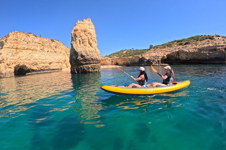 Excursion exclusive en kayak en petit groupe aux grottes de Benagil avec photos 4K