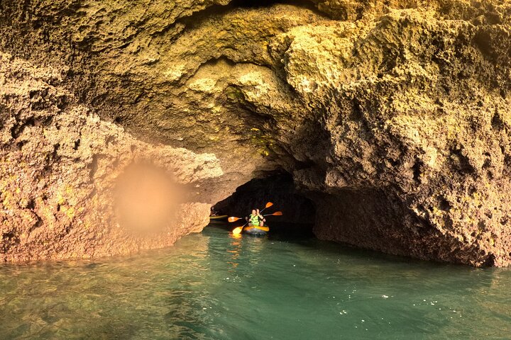 Excursion exclusive en kayak en petit groupe aux grottes de Benagil avec photos 4K