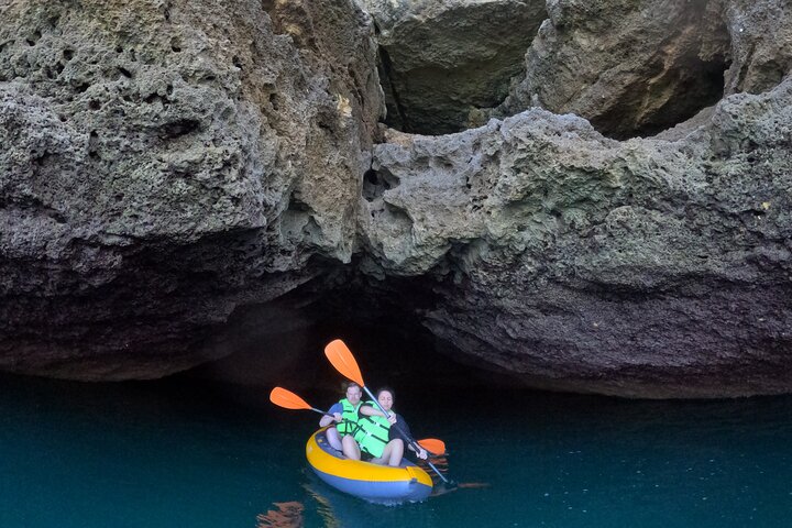 Excursion exclusive en kayak en petit groupe aux grottes de Benagil avec photos 4K