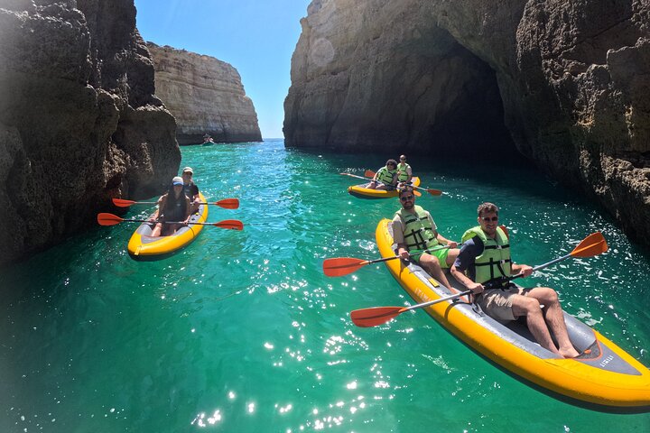 Excursion exclusive en kayak en petit groupe aux grottes de Benagil avec photos 4K