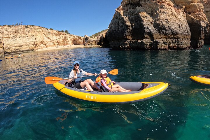 Excursion exclusive en kayak en petit groupe aux grottes de Benagil avec photos 4K