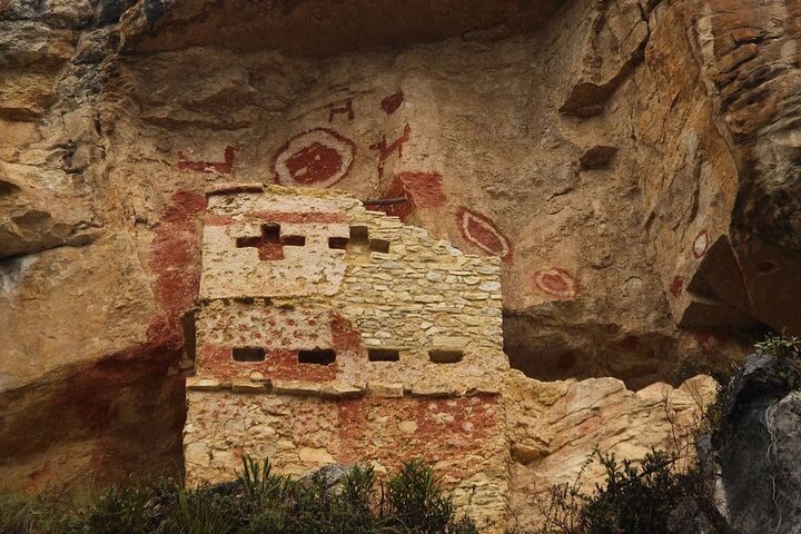 Chachapoyas: Recorrido por los mausoleos de Revash y el Museo de Leymebamba