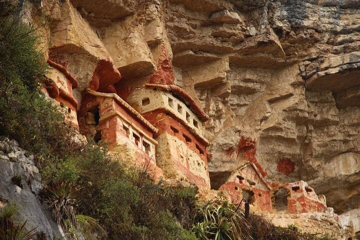 Chachapoyas: Recorrido por los mausoleos de Revash y el Museo de Leymebamba