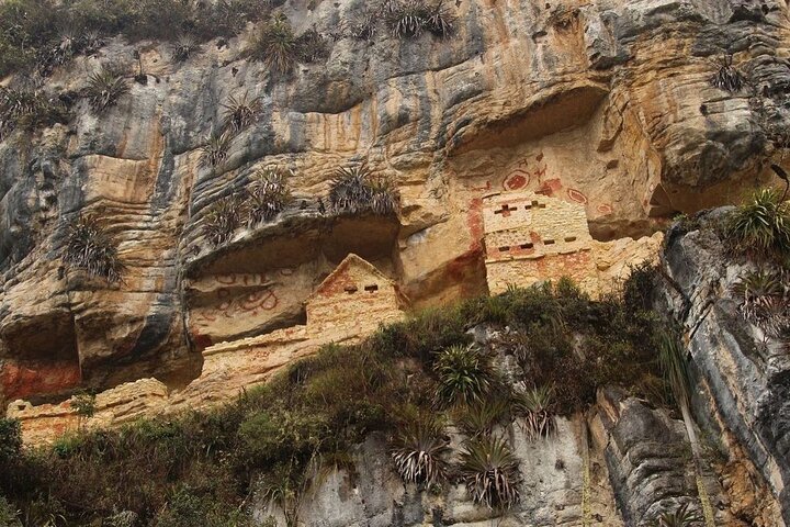 Chachapoyas: Recorrido por los mausoleos de Revash y el Museo de Leymebamba