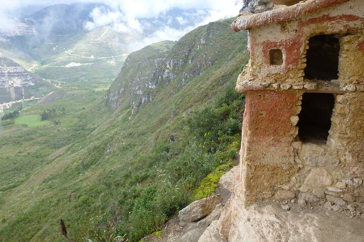 Chachapoyas: Recorrido por los mausoleos de Revash y el Museo de Leymebamba