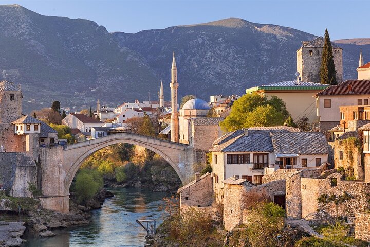 Desde Split/Trogir: tour por Mostar y Medjugorje con cata de vinos