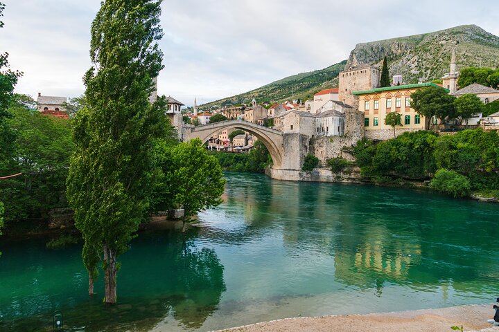 Desde Split/Trogir: tour por Mostar y Medjugorje con cata de vinos