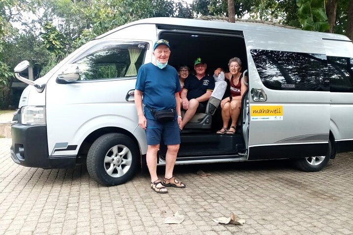 Taxi da Kandy a Nuwaraeliya o Nanuoya Stazione Ferroviaria