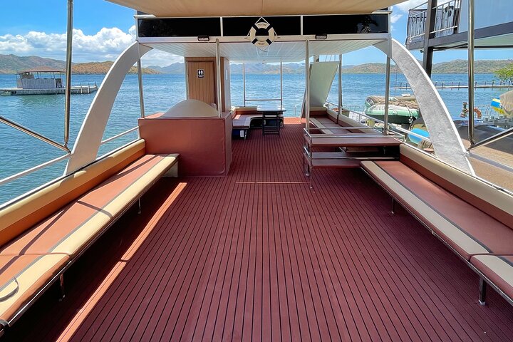 Salto a la isla de Coron en un barco privado de dos pisos para fiestas