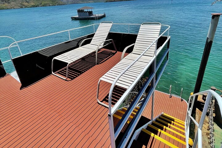 Salto a la isla de Coron en un barco privado de dos pisos para fiestas
