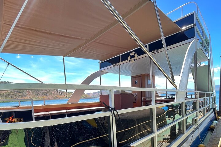 Salto a la isla de Coron en un barco privado de dos pisos para fiestas