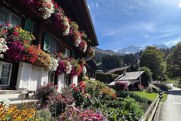 Gemakkelijke plattelandstocht in de Zwitserse Alpen - kindvriendelijk