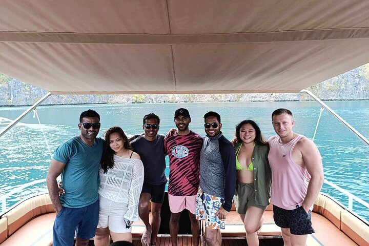 Salto a la isla de Coron en un barco privado de dos pisos para fiestas