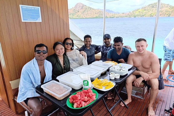 Salto a la isla de Coron en un barco privado de dos pisos para fiestas