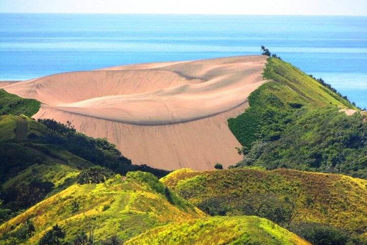 "Aventura en la Costa de Coral: Cerámica, Kava, Meke, Dunas y Templo''