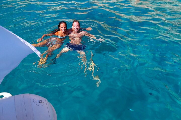 Cagliari båttur med Sardatrips; simma, snorkla, ta en drink och få i dig snacks
